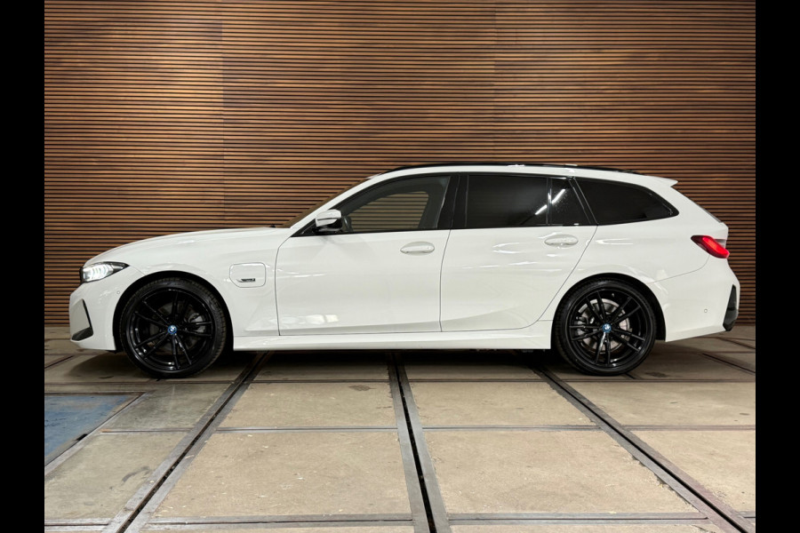 BMW 3 Serie Touring 330e M-Sport | xDrive |Shadowline | Elektrische Sporstoelen | 19” | Driving Assistant Professional | Head-Up