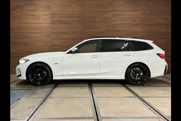 BMW 3 Serie Touring 330e M-Sport | xDrive |Shadowline | Elektrische Sporstoelen | 19” | Driving Assistant Professional | Head-Up