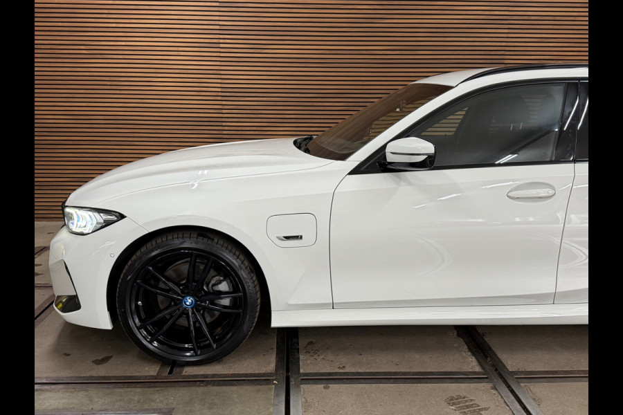 BMW 3 Serie Touring 330e M-Sport | xDrive |Shadowline | Elektrische Sporstoelen | 19” | Driving Assistant Professional | Head-Up