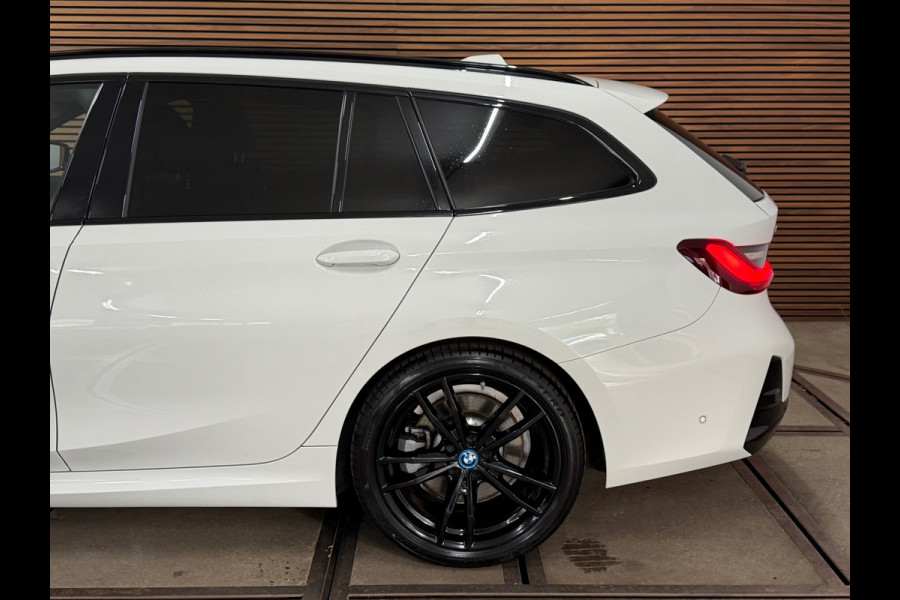 BMW 3 Serie Touring 330e M-Sport | xDrive |Shadowline | Elektrische Sporstoelen | 19” | Driving Assistant Professional | Head-Up