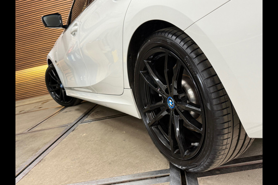 BMW 3 Serie Touring 330e M-Sport | xDrive |Shadowline | Elektrische Sporstoelen | 19” | Driving Assistant Professional | Head-Up