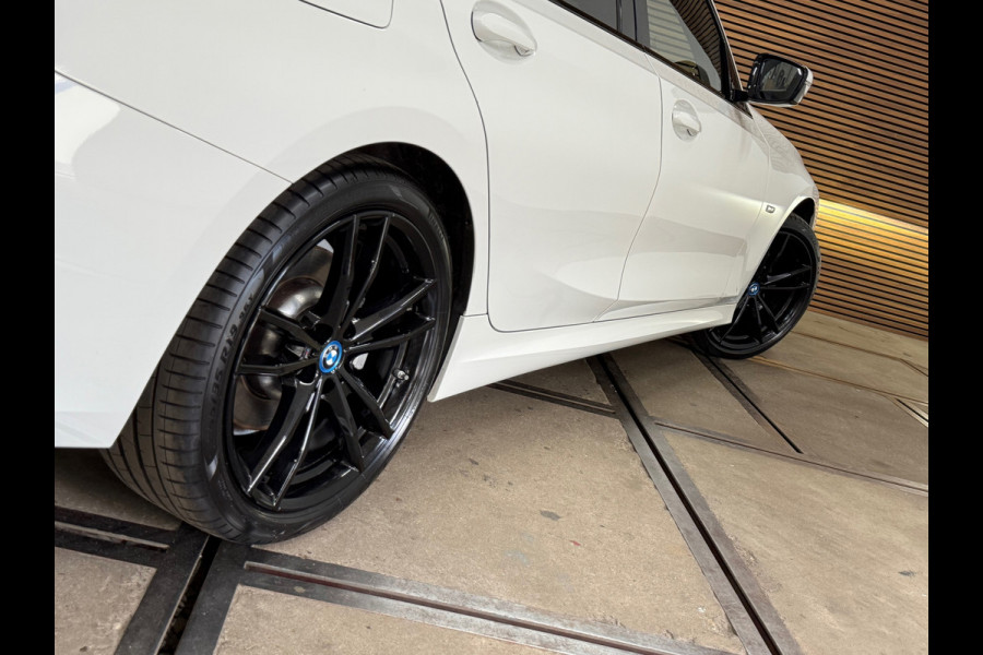 BMW 3 Serie Touring 330e M-Sport | xDrive |Shadowline | Elektrische Sporstoelen | 19” | Driving Assistant Professional | Head-Up