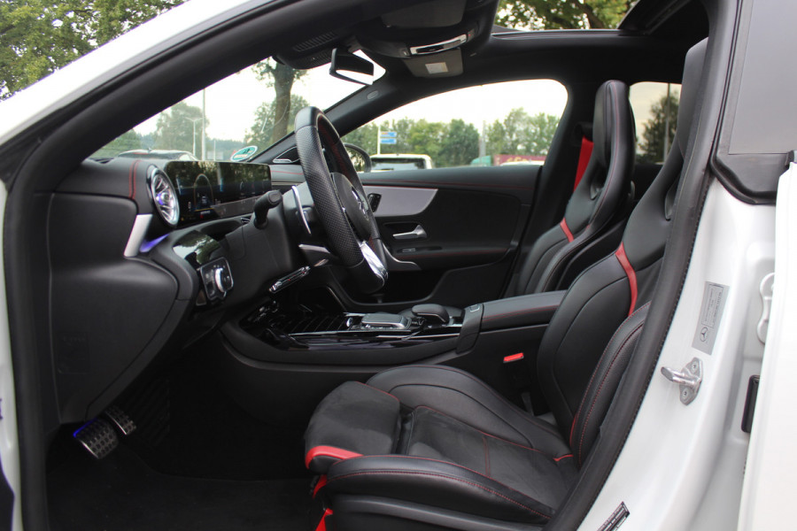 Mercedes-Benz CLA-Klasse Shooting Brake AMG 45 S 4MATIC+ Premium Plus 52.438 km! / Panoramadak / 360Camera / Sportuitlaat / Schaalstoelen / Burmester / DAB / Dodehoek / Matrix LED / Memory seats / Navigatie