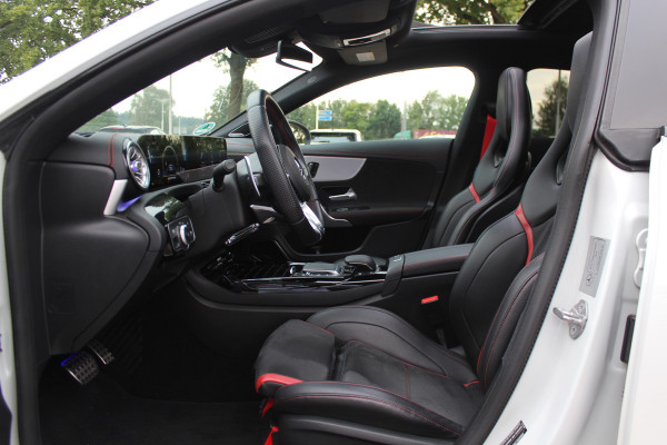 Mercedes-Benz CLA-Klasse Shooting Brake AMG 45 S 4MATIC+ Premium Plus 52.438 km! / Panoramadak / 360Camera / Sportuitlaat / Schaalstoelen / Burmester / DAB / Dodehoek / Matrix LED / Memory seats / Navigatie