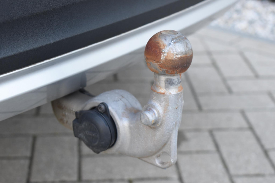 Volvo XC40 T3 163PK Inscription Automaat / Adaptive Cruise Control / Stuur- & Stoelverwarming / Elektrische achterklep / Achteruitrijcamera / Trekhaak elektrisch uitklapbaar / 19" velgen / Parkeersensoren V+A