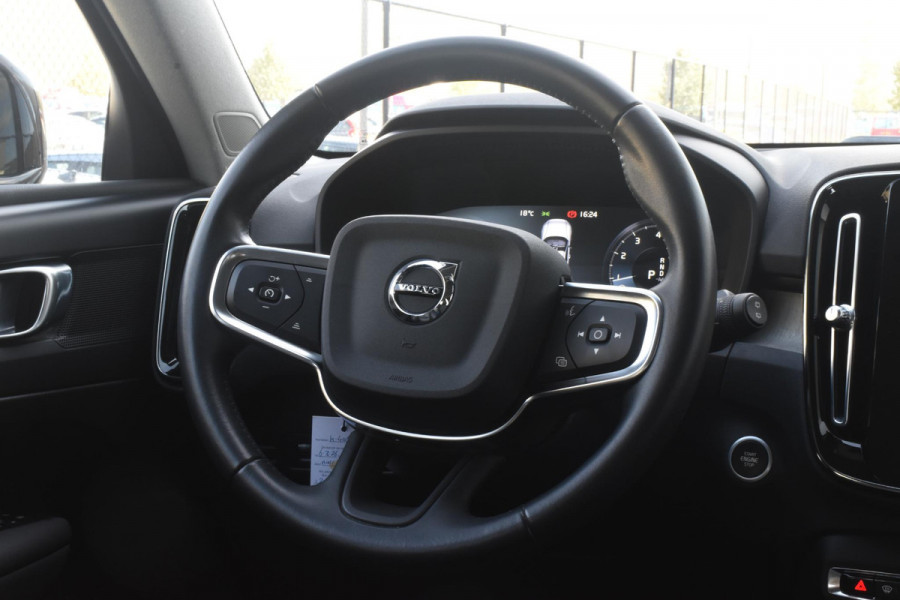 Volvo XC40 T3 163PK Inscription Automaat / Adaptive Cruise Control / Stuur- & Stoelverwarming / Elektrische achterklep / Achteruitrijcamera / Trekhaak elektrisch uitklapbaar / 19" velgen / Parkeersensoren V+A