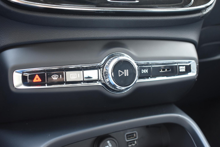 Volvo XC40 T3 163PK Inscription Automaat / Adaptive Cruise Control / Stuur- & Stoelverwarming / Elektrische achterklep / Achteruitrijcamera / Trekhaak elektrisch uitklapbaar / 19" velgen / Parkeersensoren V+A