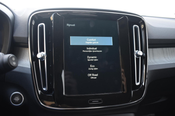 Volvo XC40 T3 163PK Inscription Automaat / Adaptive Cruise Control / Stuur- & Stoelverwarming / Elektrische achterklep / Achteruitrijcamera / Trekhaak elektrisch uitklapbaar / 19" velgen / Parkeersensoren V+A