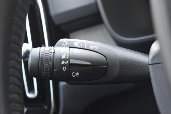 Volvo XC40 T3 163PK Inscription Automaat / Adaptive Cruise Control / Stuur- & Stoelverwarming / Elektrische achterklep / Achteruitrijcamera / Trekhaak elektrisch uitklapbaar / 19" velgen / Parkeersensoren V+A