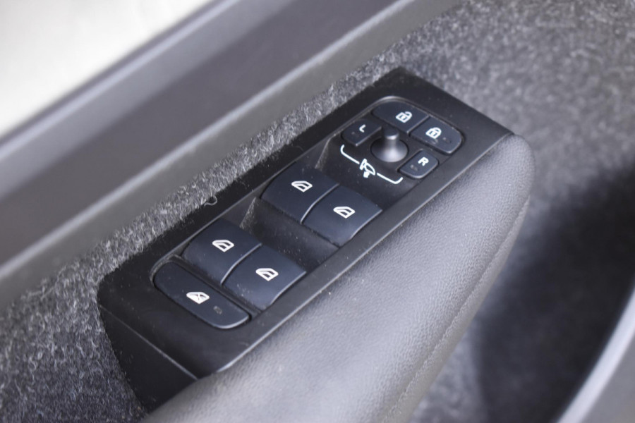 Volvo XC40 T3 163PK Inscription Automaat / Adaptive Cruise Control / Stuur- & Stoelverwarming / Elektrische achterklep / Achteruitrijcamera / Trekhaak elektrisch uitklapbaar / 19" velgen / Parkeersensoren V+A