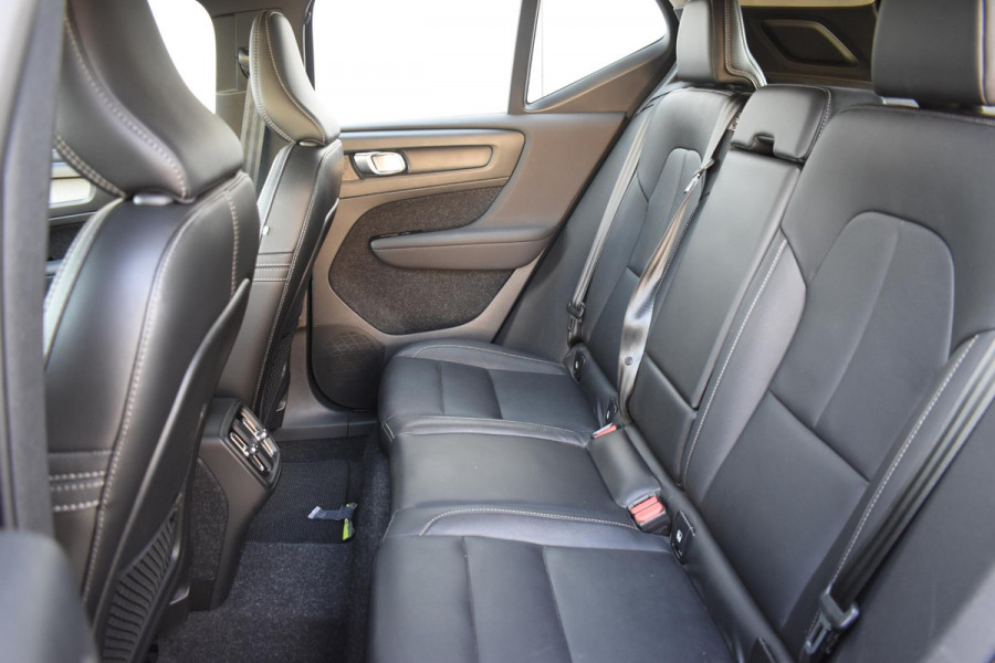 Volvo XC40 T3 163PK Inscription Automaat / Adaptive Cruise Control / Stuur- & Stoelverwarming / Elektrische achterklep / Achteruitrijcamera / Trekhaak elektrisch uitklapbaar / 19" velgen / Parkeersensoren V+A