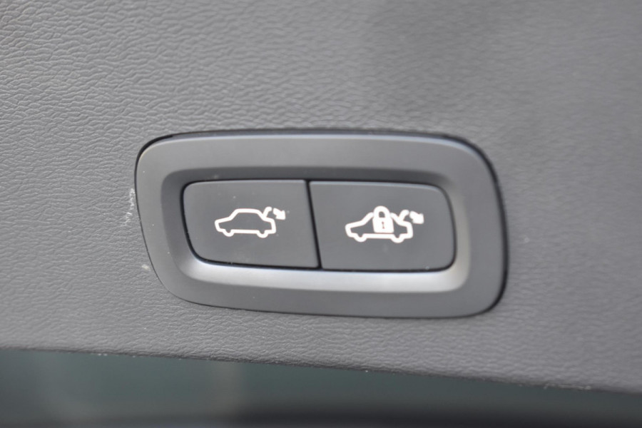 Volvo XC40 T3 163PK Inscription Automaat / Adaptive Cruise Control / Stuur- & Stoelverwarming / Elektrische achterklep / Achteruitrijcamera / Trekhaak elektrisch uitklapbaar / 19" velgen / Parkeersensoren V+A