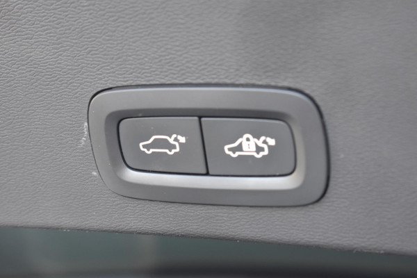 Volvo XC40 T3 163PK Inscription Automaat / Adaptive Cruise Control / Stuur- & Stoelverwarming / Elektrische achterklep / Achteruitrijcamera / Trekhaak elektrisch uitklapbaar / 19" velgen / Parkeersensoren V+A