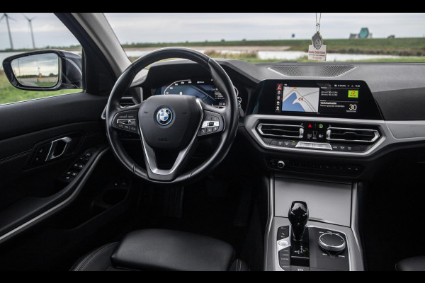 BMW 3 Serie Touring 320e LED / DEALER ONDERHOUDEN / CAMERA / CARPLAY / TREKHAAK