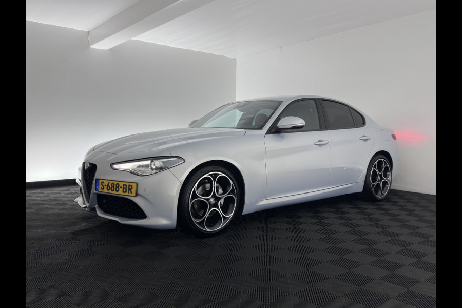Alfa Romeo Giulia 2.0T Sprint (INCL-BTW)  Aut. *ADAPTIVE-CRUISE | LEATHER | XENON | MEMORY-PACK | HEATED-SPORTSEATS | CAMERA | NAVI-FULLMAP | DAB+ | SHIFT-PADDLES | PRIVACY-GLASS | LANE-ASSIST | BLINDSPOT | KEYLESS