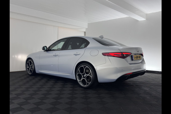 Alfa Romeo Giulia 2.0T Sprint (INCL-BTW)  Aut. *ADAPTIVE-CRUISE | LEATHER | XENON | MEMORY-PACK | HEATED-SPORTSEATS | CAMERA | NAVI-FULLMAP | DAB+ | SHIFT-PADDLES | PRIVACY-GLASS | LANE-ASSIST | BLINDSPOT | KEYLESS