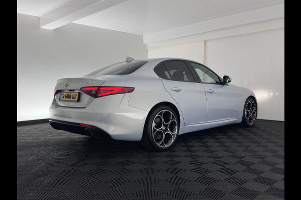 Alfa Romeo Giulia 2.0T Sprint (INCL-BTW)  Aut. *ADAPTIVE-CRUISE | LEATHER | XENON | MEMORY-PACK | HEATED-SPORTSEATS | CAMERA | NAVI-FULLMAP | DAB+ | SHIFT-PADDLES | PRIVACY-GLASS | LANE-ASSIST | BLINDSPOT | KEYLESS