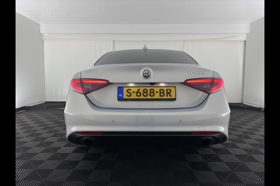 Alfa Romeo Giulia 2.0T Sprint (INCL-BTW)  Aut. *ADAPTIVE-CRUISE | LEATHER | XENON | MEMORY-PACK | HEATED-SPORTSEATS | CAMERA | NAVI-FULLMAP | DAB+ | SHIFT-PADDLES | PRIVACY-GLASS | LANE-ASSIST | BLINDSPOT | KEYLESS