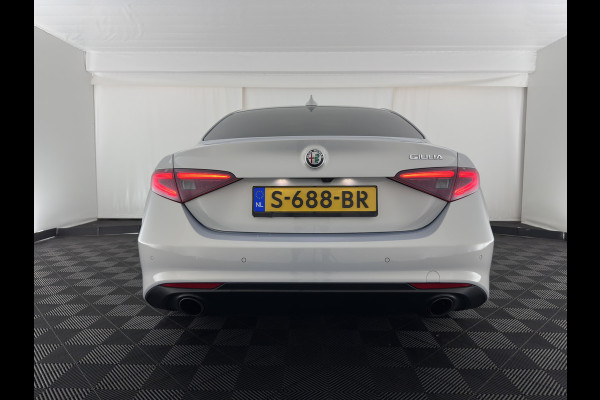 Alfa Romeo Giulia 2.0T Sprint (INCL-BTW)  Aut. *ADAPTIVE-CRUISE | LEATHER | XENON | MEMORY-PACK | HEATED-SPORTSEATS | CAMERA | NAVI-FULLMAP | DAB+ | SHIFT-PADDLES | PRIVACY-GLASS | LANE-ASSIST | BLINDSPOT | KEYLESS