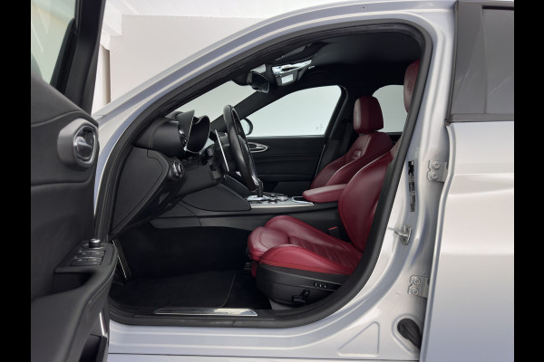 Alfa Romeo Giulia 2.0T Sprint (INCL-BTW)  Aut. *ADAPTIVE-CRUISE | LEATHER | XENON | MEMORY-PACK | HEATED-SPORTSEATS | CAMERA | NAVI-FULLMAP | DAB+ | SHIFT-PADDLES | PRIVACY-GLASS | LANE-ASSIST | BLINDSPOT | KEYLESS