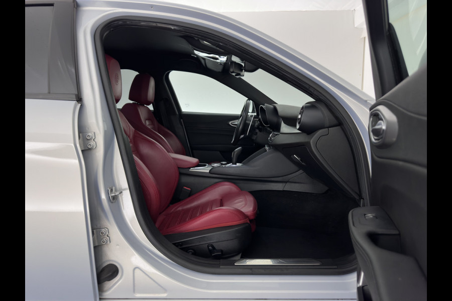 Alfa Romeo Giulia 2.0T Sprint (INCL-BTW)  Aut. *ADAPTIVE-CRUISE | LEATHER | XENON | MEMORY-PACK | HEATED-SPORTSEATS | CAMERA | NAVI-FULLMAP | DAB+ | SHIFT-PADDLES | PRIVACY-GLASS | LANE-ASSIST | BLINDSPOT | KEYLESS