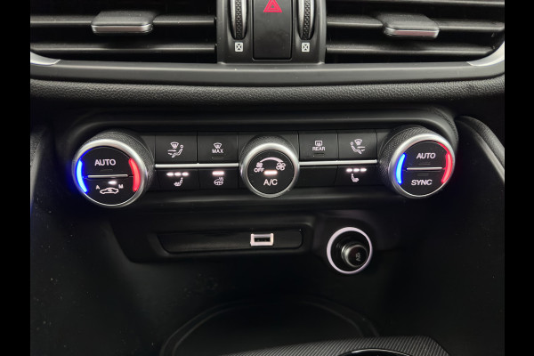Alfa Romeo Giulia 2.0T Sprint (INCL-BTW)  Aut. *ADAPTIVE-CRUISE | LEATHER | XENON | MEMORY-PACK | HEATED-SPORTSEATS | CAMERA | NAVI-FULLMAP | DAB+ | SHIFT-PADDLES | PRIVACY-GLASS | LANE-ASSIST | BLINDSPOT | KEYLESS
