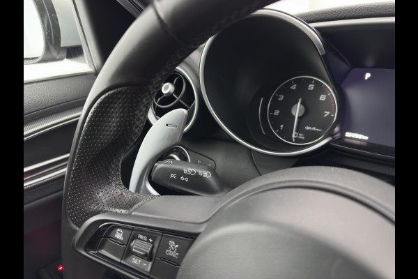 Alfa Romeo Giulia 2.0T Sprint (INCL-BTW)  Aut. *ADAPTIVE-CRUISE | LEATHER | XENON | MEMORY-PACK | HEATED-SPORTSEATS | CAMERA | NAVI-FULLMAP | DAB+ | SHIFT-PADDLES | PRIVACY-GLASS | LANE-ASSIST | BLINDSPOT | KEYLESS