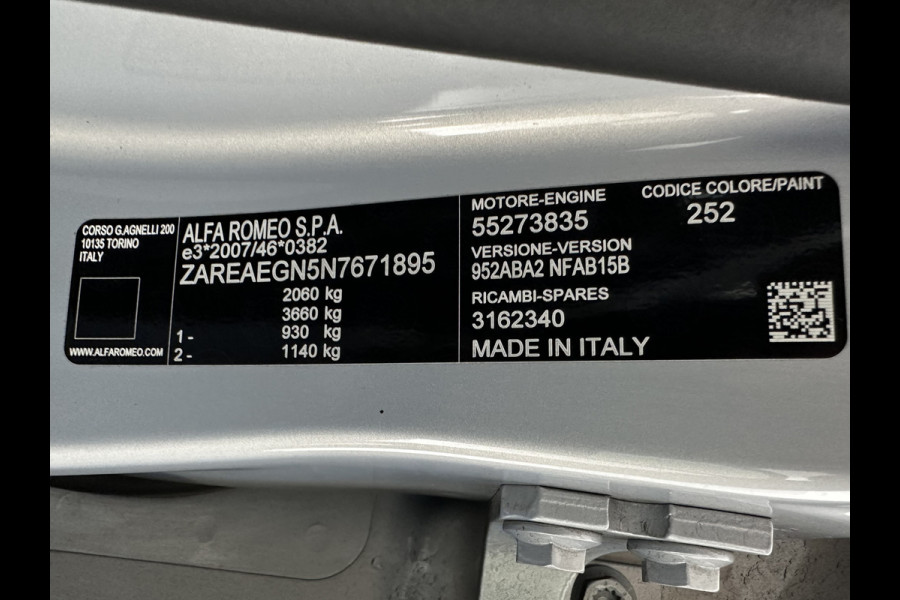 Alfa Romeo Giulia 2.0T Sprint (INCL-BTW)  Aut. *ADAPTIVE-CRUISE | LEATHER | XENON | MEMORY-PACK | HEATED-SPORTSEATS | CAMERA | NAVI-FULLMAP | DAB+ | SHIFT-PADDLES | PRIVACY-GLASS | LANE-ASSIST | BLINDSPOT | KEYLESS