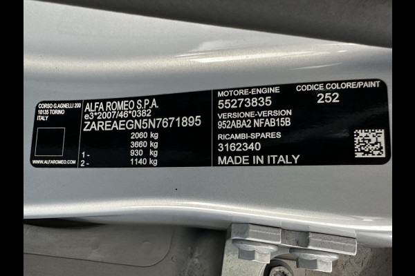 Alfa Romeo Giulia 2.0T Sprint (INCL-BTW)  Aut. *ADAPTIVE-CRUISE | LEATHER | XENON | MEMORY-PACK | HEATED-SPORTSEATS | CAMERA | NAVI-FULLMAP | DAB+ | SHIFT-PADDLES | PRIVACY-GLASS | LANE-ASSIST | BLINDSPOT | KEYLESS