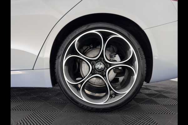 Alfa Romeo Giulia 2.0T Sprint (INCL-BTW)  Aut. *ADAPTIVE-CRUISE | LEATHER | XENON | MEMORY-PACK | HEATED-SPORTSEATS | CAMERA | NAVI-FULLMAP | DAB+ | SHIFT-PADDLES | PRIVACY-GLASS | LANE-ASSIST | BLINDSPOT | KEYLESS