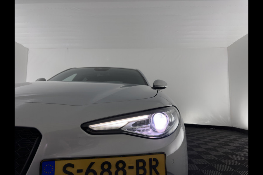 Alfa Romeo Giulia 2.0T Sprint (INCL-BTW)  Aut. *ADAPTIVE-CRUISE | LEATHER | XENON | MEMORY-PACK | HEATED-SPORTSEATS | CAMERA | NAVI-FULLMAP | DAB+ | SHIFT-PADDLES | PRIVACY-GLASS | LANE-ASSIST | BLINDSPOT | KEYLESS