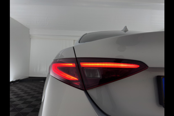 Alfa Romeo Giulia 2.0T Sprint (INCL-BTW)  Aut. *ADAPTIVE-CRUISE | LEATHER | XENON | MEMORY-PACK | HEATED-SPORTSEATS | CAMERA | NAVI-FULLMAP | DAB+ | SHIFT-PADDLES | PRIVACY-GLASS | LANE-ASSIST | BLINDSPOT | KEYLESS