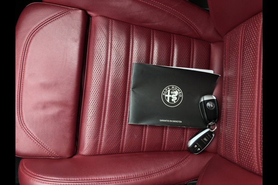 Alfa Romeo Giulia 2.0T Sprint (INCL-BTW)  Aut. *ADAPTIVE-CRUISE | LEATHER | XENON | MEMORY-PACK | HEATED-SPORTSEATS | CAMERA | NAVI-FULLMAP | DAB+ | SHIFT-PADDLES | PRIVACY-GLASS | LANE-ASSIST | BLINDSPOT | KEYLESS