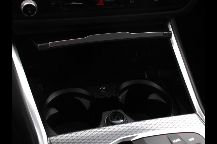 BMW 3 Serie Touring 330e M-Sport PHEV Digitale Cockpit Climate control Stoel verwarming LED Sfeer verlichting Lichtmetalen velgen Navigatie Apple carplay/ Android auto Parkeersensoren