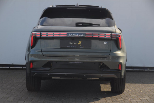 Lynk & Co 01 276PK Automaat More / Adaptive cruise control / Leren bekleding / Elektrisch verstelbare stoelen / Schuif- kanteldak / Stoel- en stuurverwarming / Parkeersensoren V+A / 360 Graden Camera / Elektrische achterklep / 20" lichtmetalen velgen