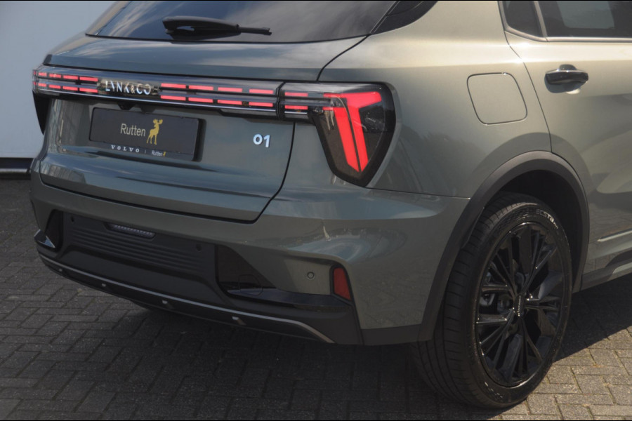 Lynk & Co 01 276PK Automaat More / Adaptive cruise control / Leren bekleding / Elektrisch verstelbare stoelen / Schuif- kanteldak / Stoel- en stuurverwarming / Parkeersensoren V+A / 360 Graden Camera / Elektrische achterklep / 20" lichtmetalen velgen