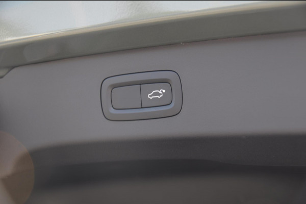 Lynk & Co 01 276PK Automaat More / Adaptive cruise control / Leren bekleding / Elektrisch verstelbare stoelen / Schuif- kanteldak / Stoel- en stuurverwarming / Parkeersensoren V+A / 360 Graden Camera / Elektrische achterklep / 20" lichtmetalen velgen