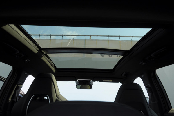 Lynk & Co 01 276PK Automaat More / Adaptive cruise control / Leren bekleding / Elektrisch verstelbare stoelen / Schuif- kanteldak / Stoel- en stuurverwarming / Parkeersensoren V+A / 360 Graden Camera / Elektrische achterklep / 20" lichtmetalen velgen