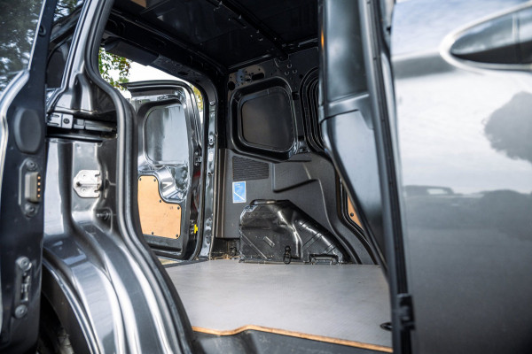 Ford Transit Courier 1.5 TDCI Limited Trekhaak I LM Velgen I Parkeersensoren I CarPlay I Android I Climate I Cruise I NAP