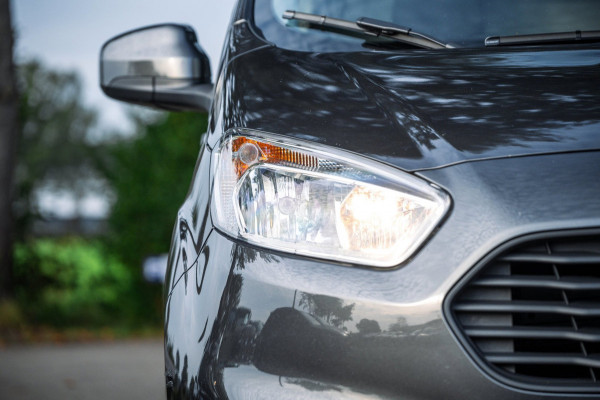 Ford Transit Courier 1.5 TDCI Limited Trekhaak I LM Velgen I Parkeersensoren I CarPlay I Android I Climate I Cruise I NAP