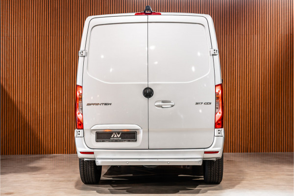 Mercedes-Benz Sprinter 317 170 PK | ACC | LED Koplampen | Camera | Blind Spot | Sortimo inrichting | Navigatie | CarPlay | Stoelverwarming | MBUX | Climate control | DAB | Dealer onderhouden | Nieuwe APK