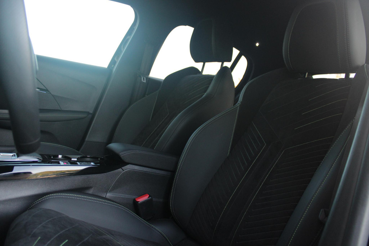 Peugeot 208 1.2 Hybrid 145PK AUTOMAAT GT PACK | ELEKTRISCH BEDIENBARE BESTUURDERSSTOEL MET MASSAGE FUNCTIE | ALCANTARA BEKLEDING | STOEL VERWARMING | CRUISE CONTROL | DAB+ RADIO | APPLE CARPLAY/ANDROID AUTO | FULL LED KOPLAMPEN | KEYLESS ENTRY/START | 17" LICHTMETALEN VELGEN | CLIMATE CONTROL | PARKEERSENSOREN VOOR + ACHTER | ACHTERUITRIJ CAMERA | SFEERVERLICHTING |