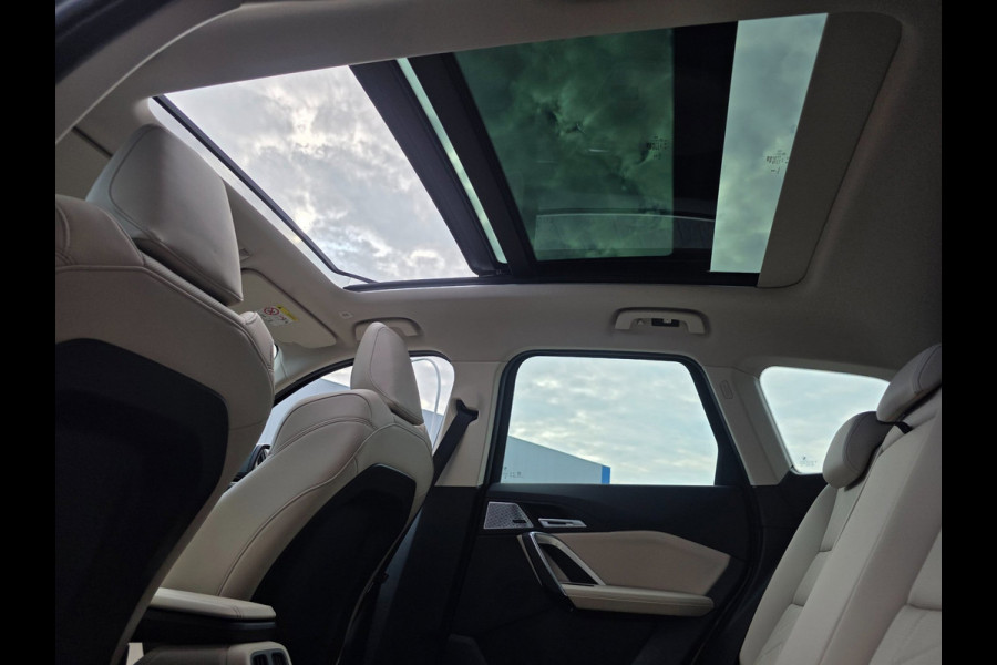BMW iX1 EDrive20 67 kWh | NAP | 100% SOH | PANO | LEDER | TREKHAAK