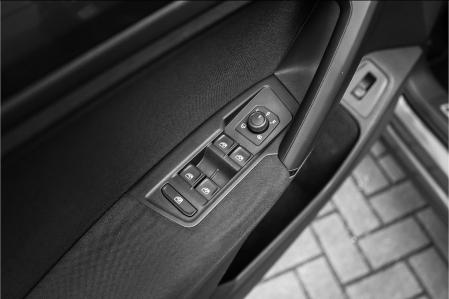 Volkswagen Tiguan 1.5 TSI ACT Comfortline Business Pano ACC Trekhaak