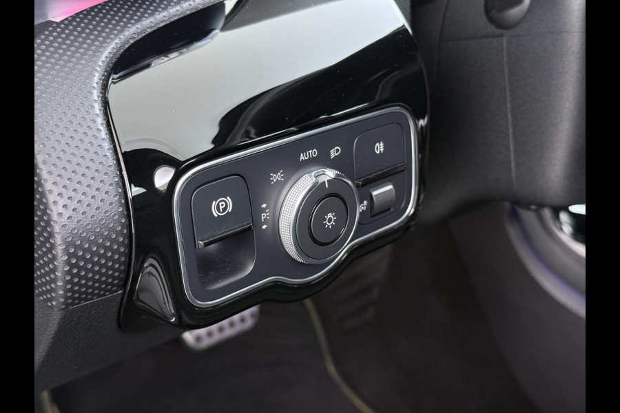 Mercedes-Benz A-Klasse A 250 AMG line | Pano Distronic Multibeam Burmester