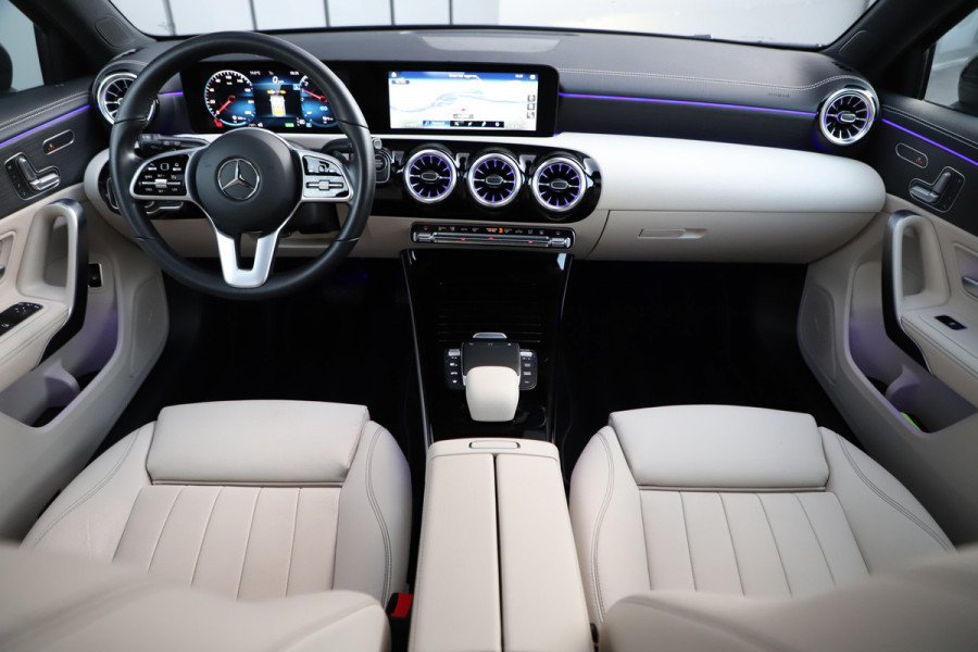 Mercedes-Benz A-Klasse 250e Business Solution | 218PK | Memory | Keyless-go | Pano | Leder | Sfeerverlichting+ | Widescreen | Camera | Standkachel | 20