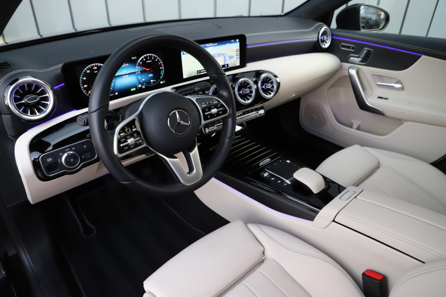 Mercedes-Benz A-Klasse 250e Business Solution | 218PK | Memory | Keyless-go | Pano | Leder | Sfeerverlichting+ | Widescreen | Camera | Standkachel | 20