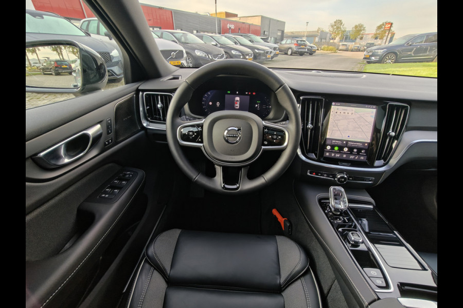 Volvo V60 T8 455PK Plug-in hybrid AWD Plus Dark | BLIS | ACC | Trekhaak | Pano | HUD | H&K | Elektr. Stoelen | 360 Camera |