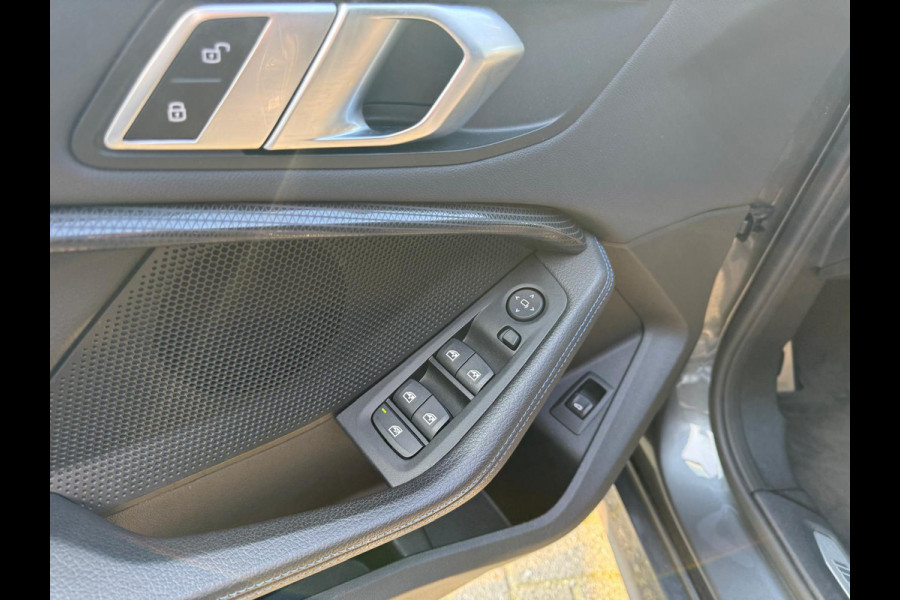 BMW 1-serie 116d Executive | 1E EIGENAAR | 3/6/12MND GARANTIE | AUTOMAAT | LED | CARPLAY | SFEERVERLICHTING | CRUISE | AIRCO |