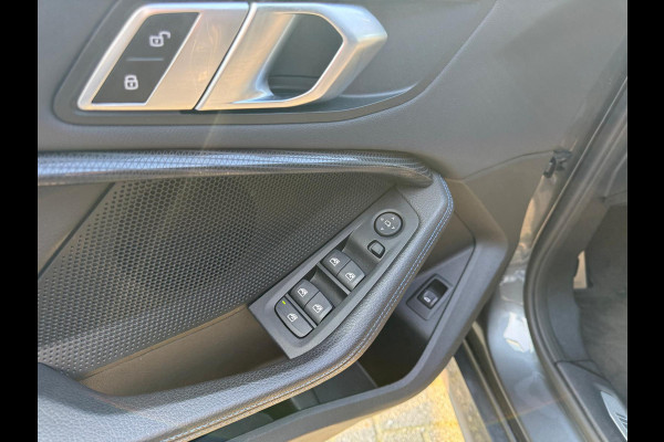 BMW 1-serie 116d Executive | 1E EIGENAAR | 3/6/12MND GARANTIE | AUTOMAAT | LED | CARPLAY | SFEERVERLICHTING | CRUISE | AIRCO |